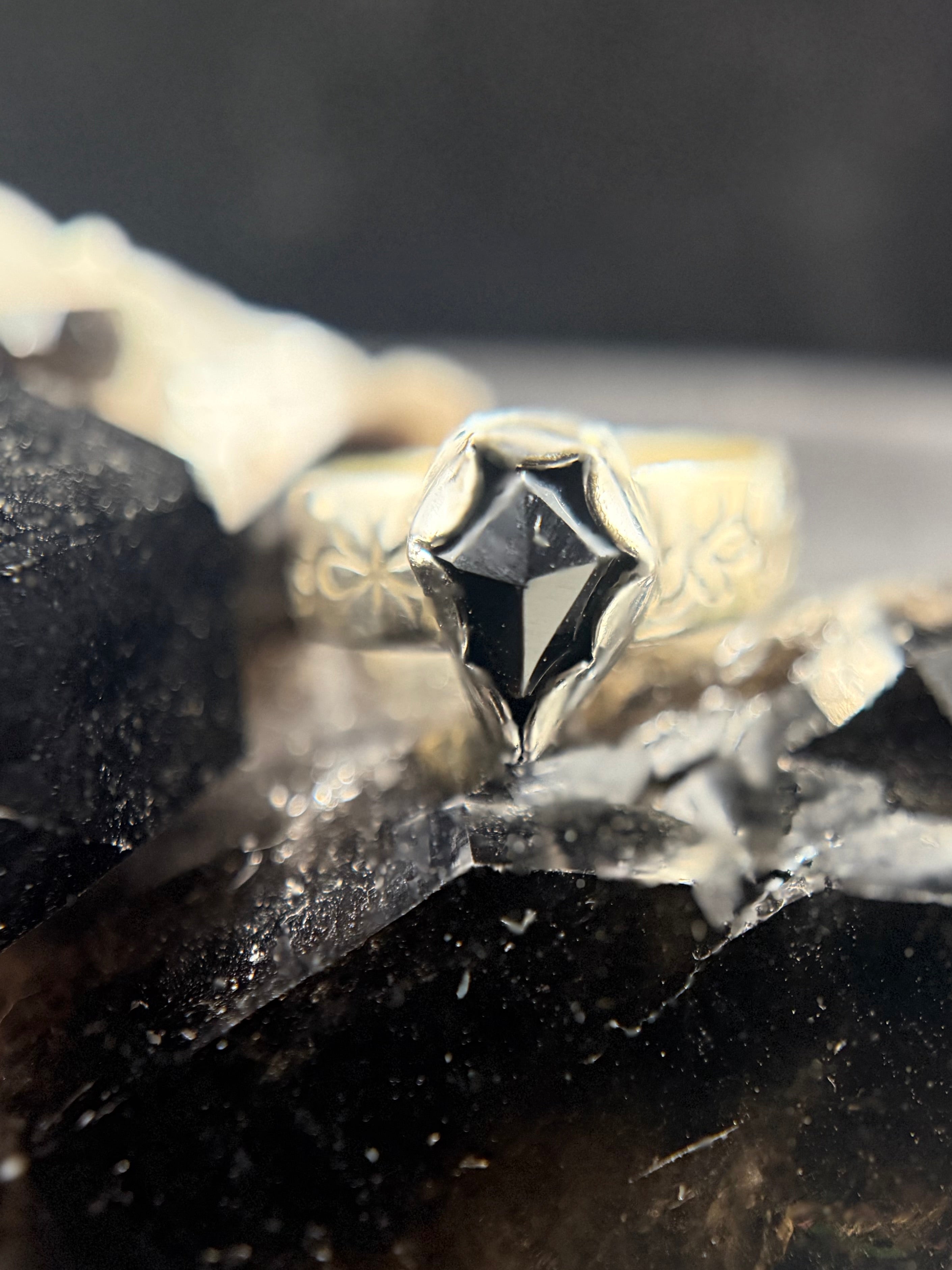Antivist Ring